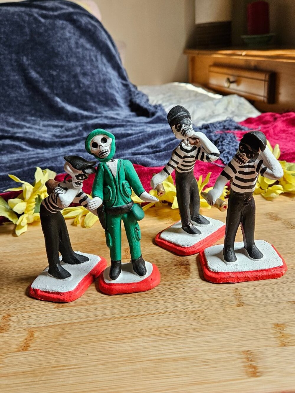 4 VINTAGE OAXACAN CLAY AND WIR COP AND ROBBERS MUERTOS CLAY AND WIRE SCULPTURES